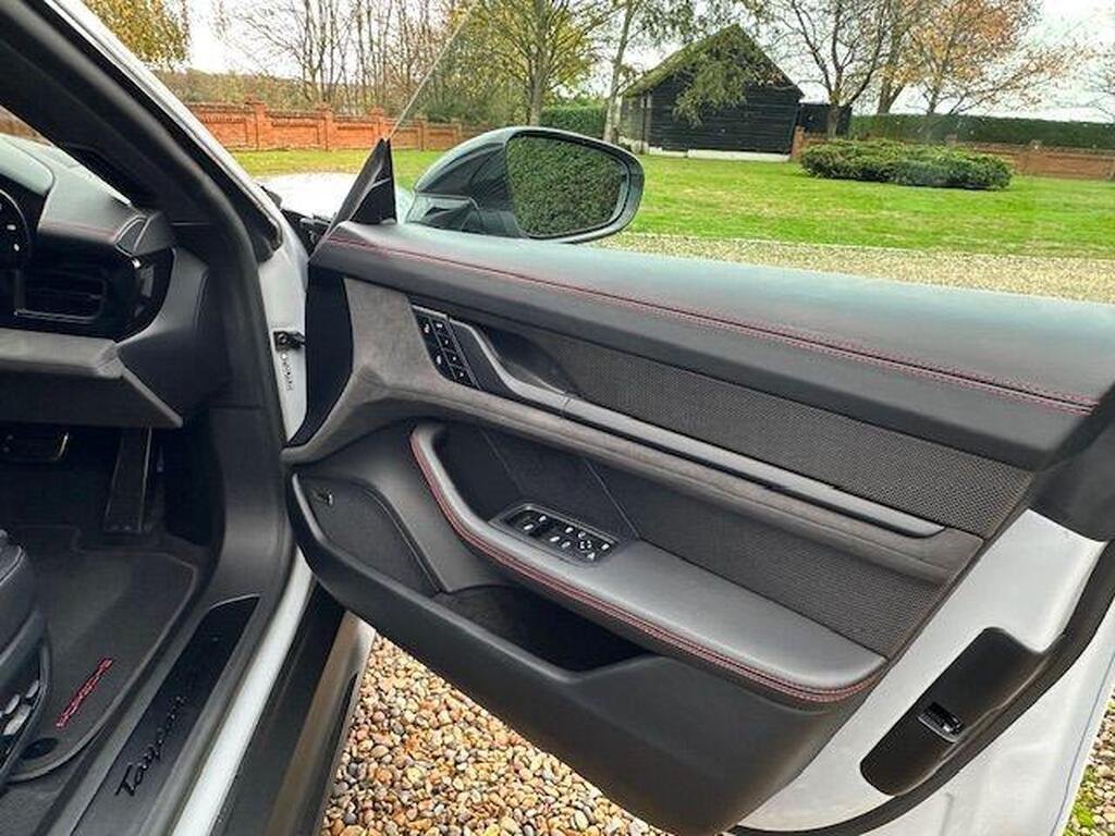 Porsche Taycan Performance Plus 93.4kWh GTS Sport Turismo